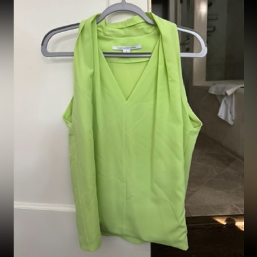 diane von furstenberg green blouse size M v neck sleeveless